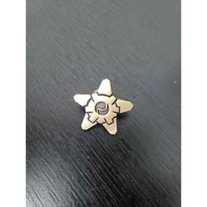 RARE Official Staryu Pokemon Center Japan Pin Badge Wagara Hyakki Yagyo - Imagen 1 de 2