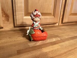 Vintage 1981 - Strawberry Shortcake Porcelain Figurine Trinket Box