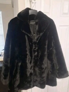 CAPPOTTO PELLICCIA SINTETICA GRANDE DONNA SALYERS FAVOLOSO NUOVO CON ETICHETTE (NERO) - Foto 1 di 10