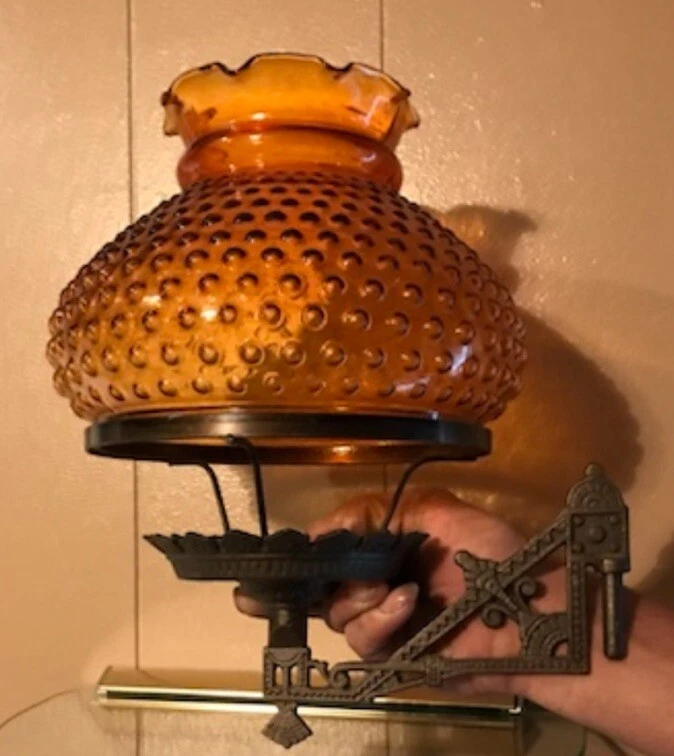 Brazo oscilante de hierro fundido recuperado de colección para lámpara de aceite con globo ámbar sin soporte de pared Foto 1 de 4