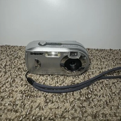 Cámara digital Sony Cyber-shot DSC-P41 4,1 mega píxeles MPEG película VX plateada PROBADA Foto 1 de 4