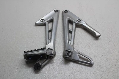 YAMAHA FZ1 FZS1000 2001-2005 JUEGO DE CLAVIJAS DE PASAJERO TRASERO PAR Foto 1 de 4