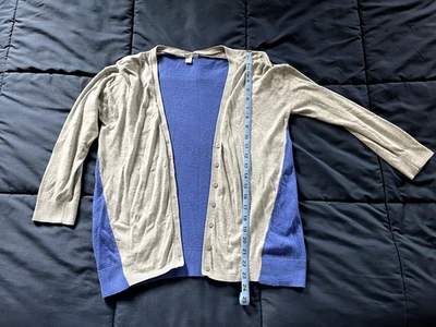 Suéter cárdigan con botones gris halógeno y azul Foto 1 de 4