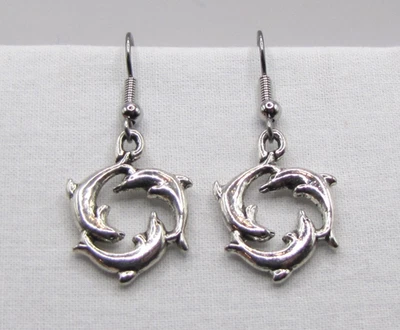 Pendientes Tres Delfines, Antiguo Estaño Plateado, Acero Quirúrgico, Caja de Regalo Foto 1 de 4