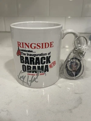 Taza de inauguración firmada por Larry Holmes Obama y llavero sin firmar Foto 1 de 4