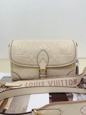 Bolso Bandolera LOUIS VUITTON Diane Francés Baguette Cuero Grano Beige M46388 Foto 1 de 4