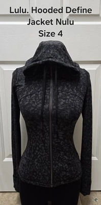 Chaqueta Lululemon Define con Capucha Nulu, Wild Thing Camuflada Carbón Profundo Multi, Talla 4 Foto 1 de 4