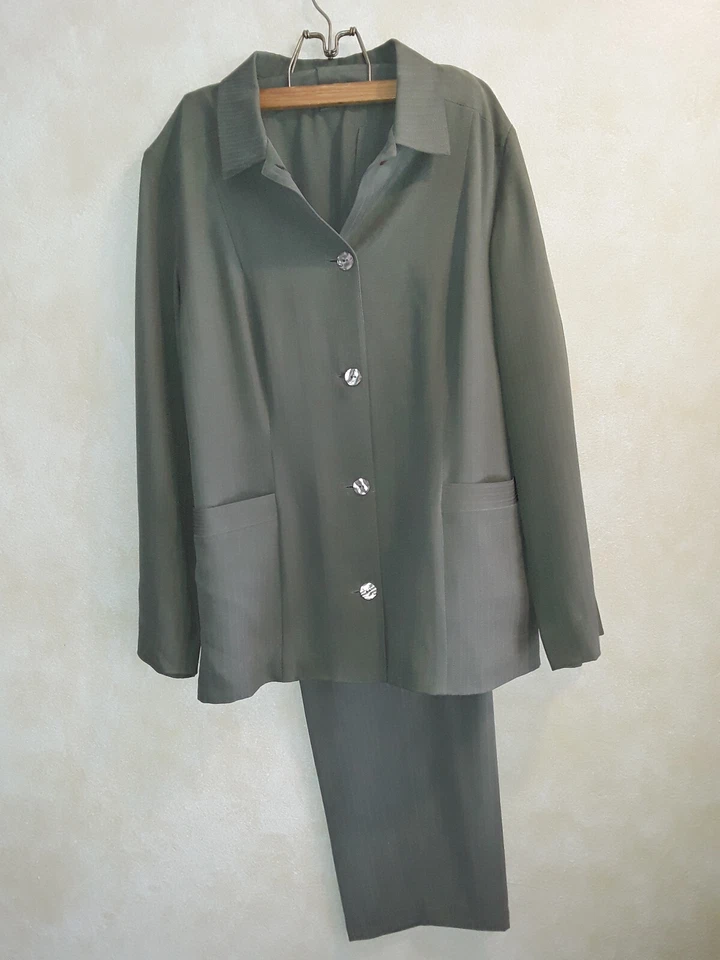 Tommy Bahama Women’s Sage Green Silk Pant Suit. Size Medium - Image 1 of 4