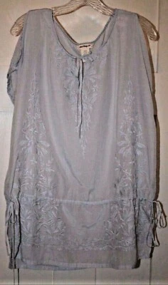 Top azul para mujer con detalles bordados talla pequeña Foto 1 de 4