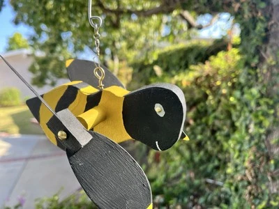 Honey Bee Whirligig Hecho a Mano DIVERSIÓN CON EL VIENTO Foto 1 de 4