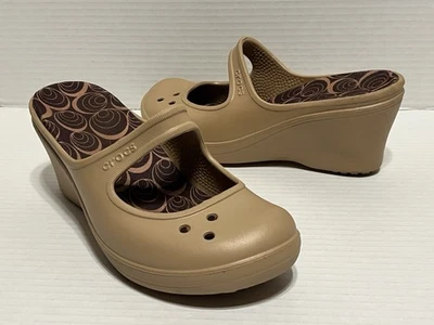 Crocs Frances beige Keilabsatz Clogs Mary Jane Slipper Damengröße 7 Pantoletten Pantoletten - Bild 1 von 4