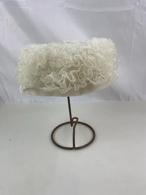Chapéu caixa de comprimidos vintage década de 1940 off white com flores e laço de veludo - Imagem 1 de 4
