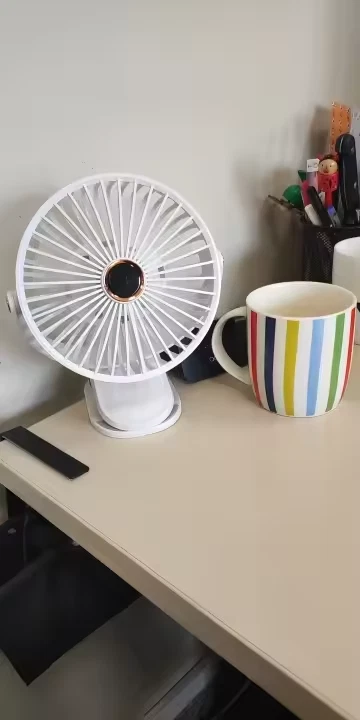 Ventilador portátil de escritorio recargable silencioso de 5 velocidades con clip Foto 1 de 4