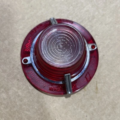 Chevrolet Impala 1962 lente de luz de respaldo SAE RB 62 no. 5953477 GM OEM con bisel Foto 1 de 4