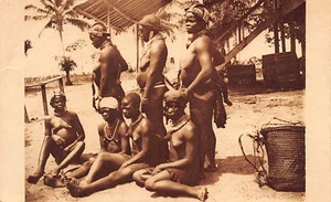 Equatorial Guinea - Women of the Samangon tribe (sub-clan of the Fang people) - - Picture 1 of 2