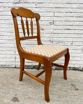 Silla de comedor vintage con respaldo de flecha de arce macizo de fabricantes de muebles únicos Foto 1 de 4