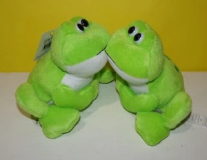 6" Pair of Kissing Frogs Sound Effects Smooching Pull String Stuffed Plush - Picture 1 of 3