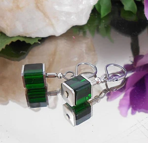 Würfel Ohrhänger Dunkelgrün Glas Würfel Perlen - Ohrringe mit Edelstahl Brisur - Bild 1 von 4