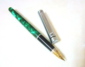 Collectable Emerald Coloured Celluloid body Triumph nib fountain Pen -Wing Sung - Bild 1 von 7