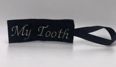 Etiqueta de nombre personalizada para almohada de hadas de los dientes. Etiqueta negra con letras blancas. Foto 1 de 2