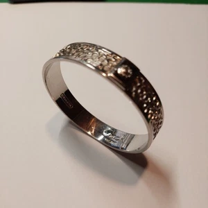 Brazalete brazalete Coach Signature 1/2" logotipo en relieve tono plata 2,5 pulgadas de diámetro  - Imagen 1 de 9