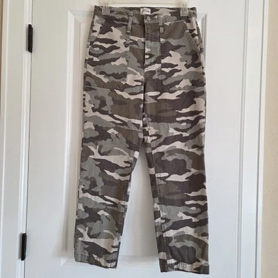 Pantalones camuflados J Crew para mujer 27 pierna recta recortados verde marrón bolsillos elásticos militares  Foto 1 de 4