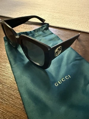 Gafas de sol Gucci 0141SN 001 53 mm marco negro con lente azul/verde logotipo Gucci Foto 1 de 4