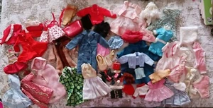 Lotto Vintage Barbie/Fashion Doll Vestiti Scarpe Appendiabiti e Varie - Foto 1 di 5
