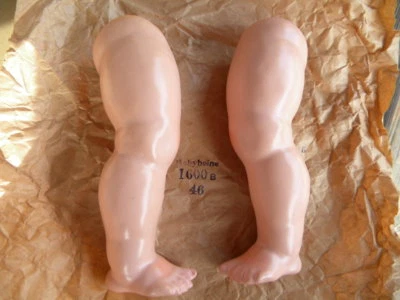 1930-50 Paar 18,5cm BEINE Füße einer BABYPUPPE Babykörper Massepuppe Stehbaby B3 - Bild 1 von 2