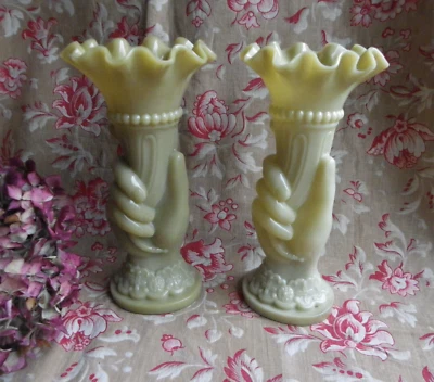 PAIRE DE VASE EN OPALINE DE FOIRE - MODÈLE MAIN - COL VOLANTÉ - Photo 1/4