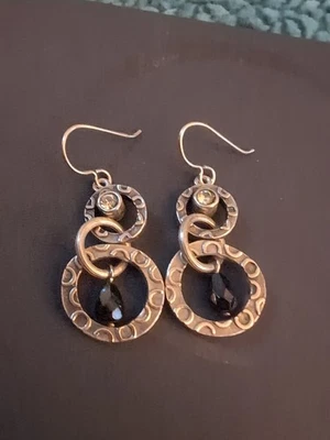 Pendientes colgantes Patricia Locke tono plata con cristales blancos y negros Foto 1 de 4