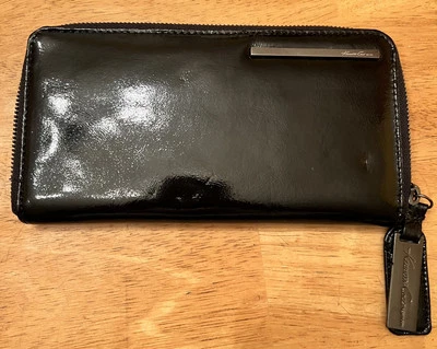 CARTERA KENNETH COLE DE CHAROL NEGRA CON CREMALLERA ALREDEDOR Foto 1 de 4