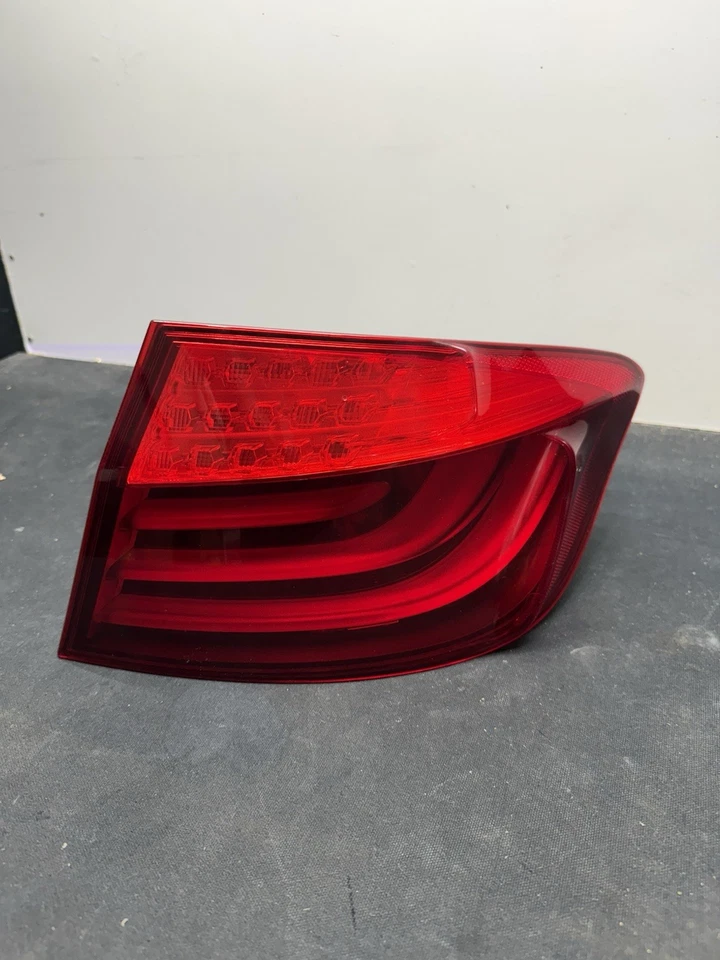 BMW 535i 2011 lado derecho del pasajero exterior QTR luz trasera montada Foto 1 de 4
