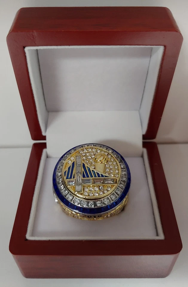 Stephen Curry- Anillo de Campeonato Golden State Warriors 2017 con caja de exhibición de madera Foto 1 de 4