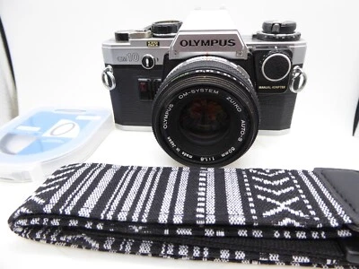 Olympus OM10 fotocamera pellicola e obiettivo 50 mm F1.8, adattatore manuale, Nr come nuova revisionata - Immagine 1 di 4