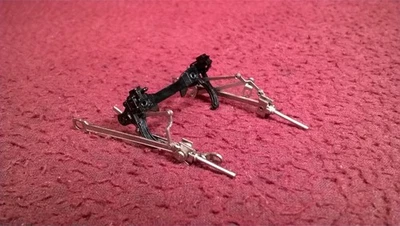 HO RIVAROSSI #4272 CAB FORWARD STEAM LOCOMOTIVE - VALVE GEAR & HANGER ASSY - Image 1 of 3