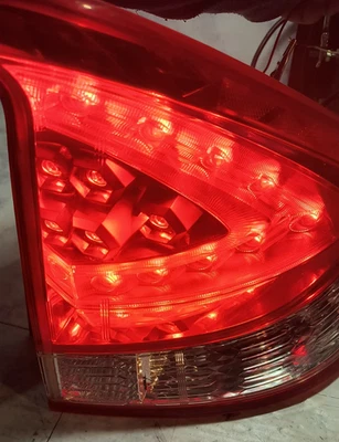 2010-2011 Honda Insight RIGHT PASSENGER Tail Light Assembly OEM 33501-TM8-A02 - Image 1 of 4