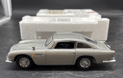 DANBURY COMO NUEVO JAMES BOND 007 ASTON MARTIN DB5 escala 1:24 Foto 1 de 4