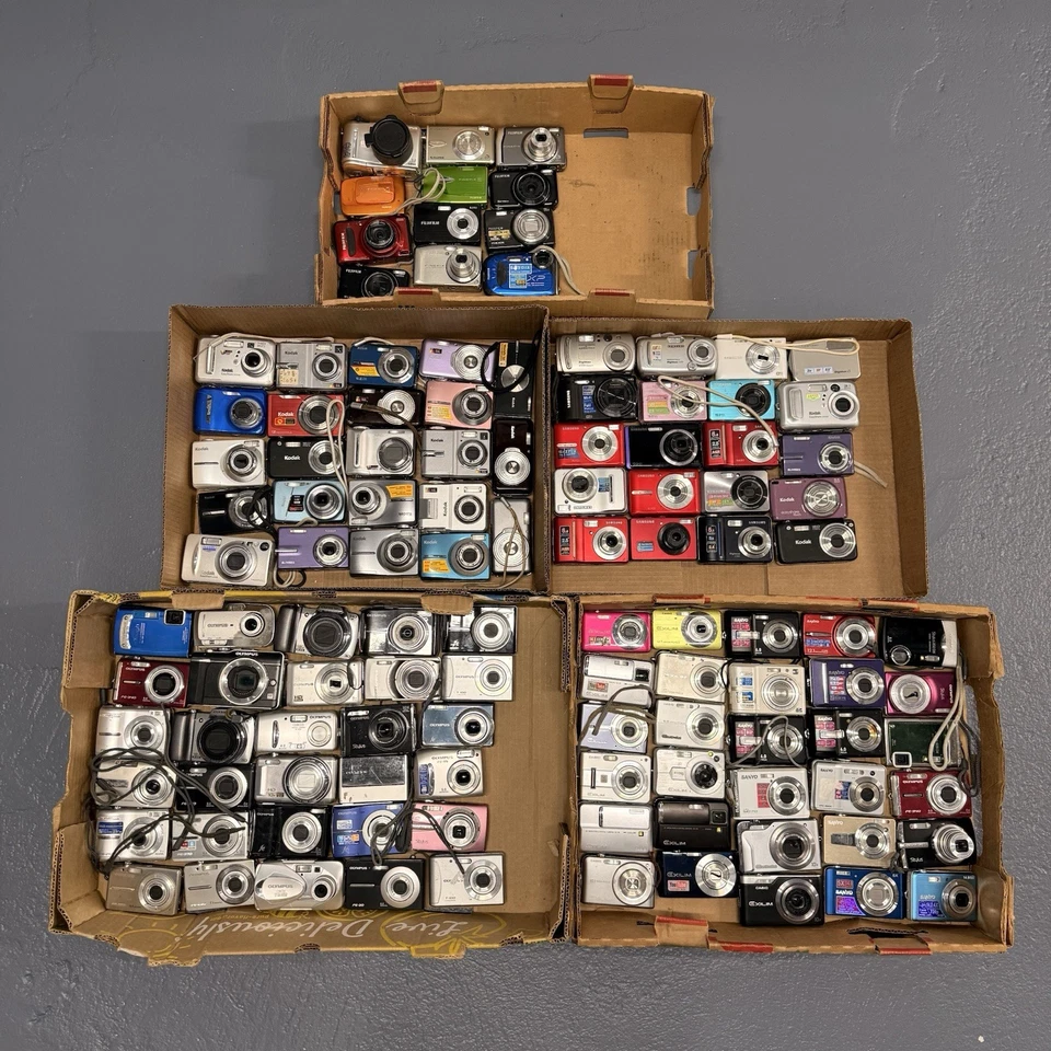 Lote de (114) cámaras digitales - marcas mixtas - para piezas, como están Foto 1 de 4