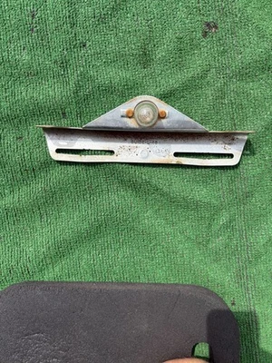 1946 - 1953 Buick rear license bracket & light from accessory bumper guard 1950 - Imagem 1 de 4