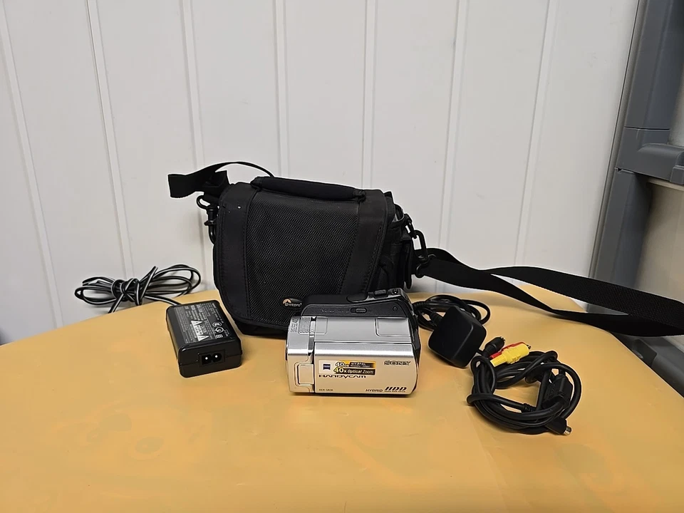 Sony Handycam DCR-SR36E 40GB HDD Digital Camcorder With Nightshot. - Image 1 of 4