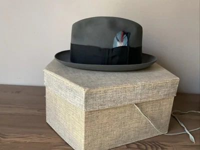 Винтажные мужские MCM 50-х Cavanagh серый Fedora W/синий перо в оригинальной коробке размер 7 3/8 - Изображение 1 из 4