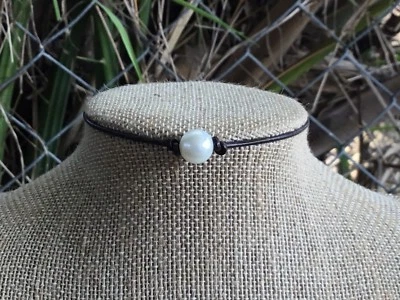 Gargantilha de pérolas, colar único de pérolas de água doce e gargantilha de couro - Imagem 1 de 4