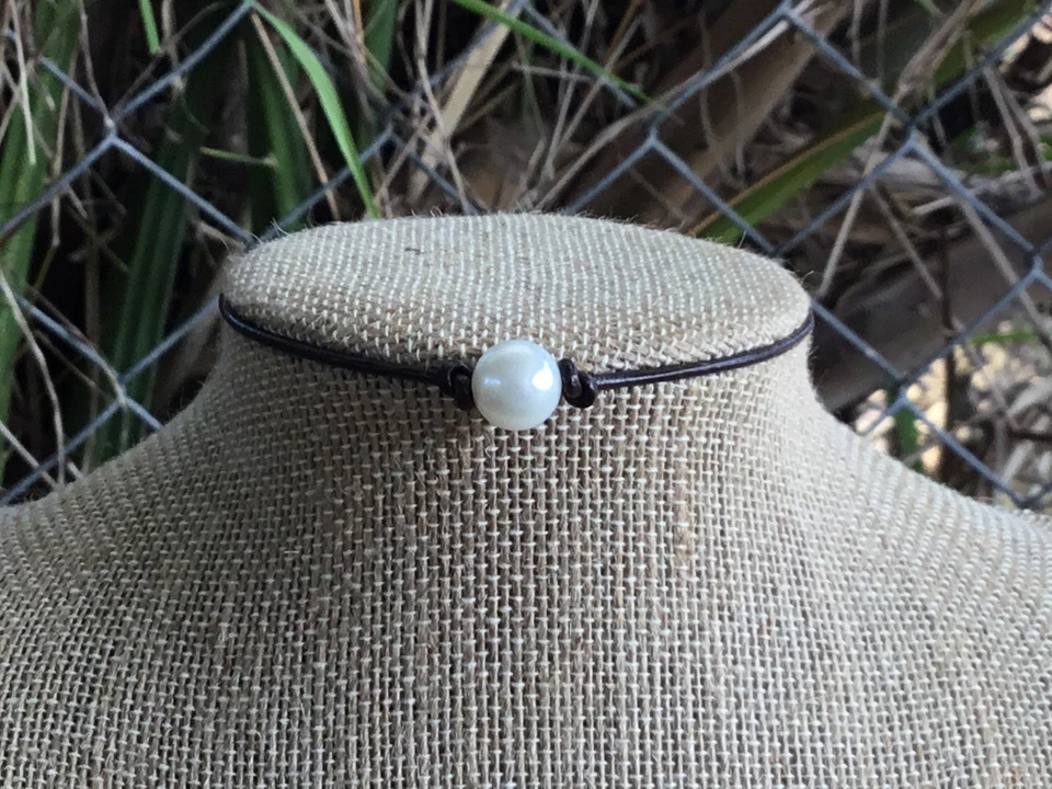 Gargantilla de perlas, collar de gargantilla individual de perlas de agua dulce y cuero Foto 1 de 4