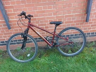 Bicicleta Apollo rojo oscuro/púrpura, accesorios añadidos Foto 1 de 4