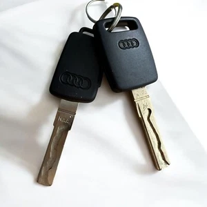 2 llaves transpondedor Audi A6 2008 sedán OEM cabezal de plástico negro y hoja de metal - Imagen 1 de 6