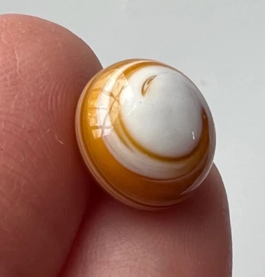 Pequeño botón antiguo de cristal con cadena ~ REMOLINO ~ vidrio de leche y caramelo ~ D16 Foto 1 de 3