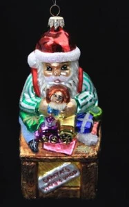 Banco de fabricación de juguetes de vidrio pintado a mano Radko ""Santa's Workshop"" vidrio pintado a mano - Imagen 1 de 1