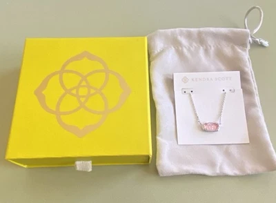 Collar de plata colgante de vidrio iridiscente rosa claro Kendra Scott Elisa 2024 Foto 1 de 3