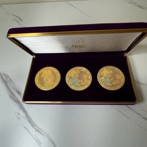 1993-1994 Precious Moments Commemorative Medallions "Loving, Caring, Sharing" - Picture 1 of 11